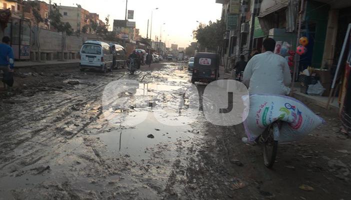 بالصور.. مياه الصرف الصحي تغرق شارع مستشفى التوحيد ببلبيس