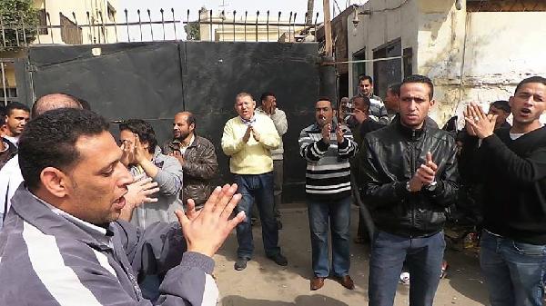 وقفة لعمال مياه حلوان يطالبون بصرف رواتبهم كاملة