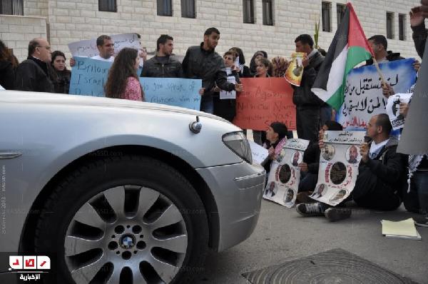 بالصور..طلاب جامعة بيرزيت برام الله يطردون القنصل البريطاني