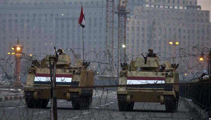 نادر فرجاني: الحكم العسكري يقود مصر إلى حتفها الاقتصادي