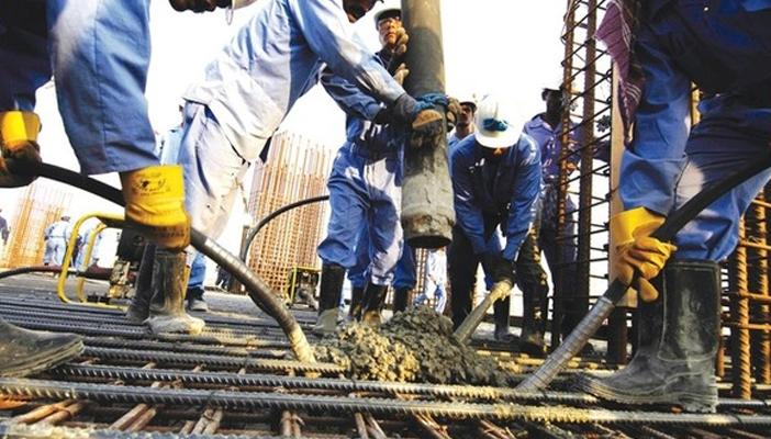 تهاوي أسعار النفط يُهدد العمالة المصرية في الخليج