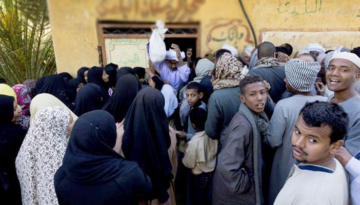 “رويترز”: نقص السلع الأساسية وارتفاع الأسعار يهددان مستقبل السيسي