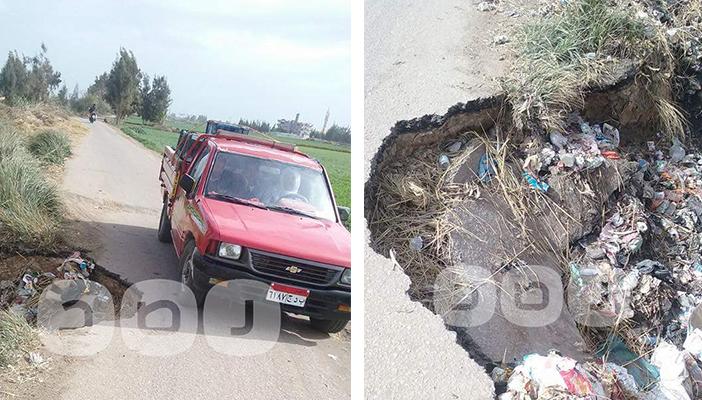 بالصور.. أهالي الدلنجات يصلحون الطرق على نفقتهم الخاصة