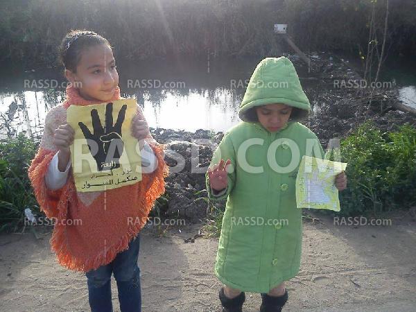 سلسلة بشرية منددة بالانقلاب العسكري بدمياط