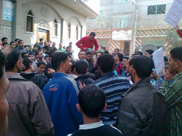 أهالي قرية سيف الدين بدمياط يغلقون مجمع المصالح احتجاجا علي تدني الخدمات