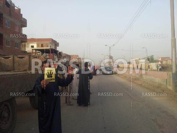 سلسلة بشرية منددة بالانقلاب بمقرية ببني سويف