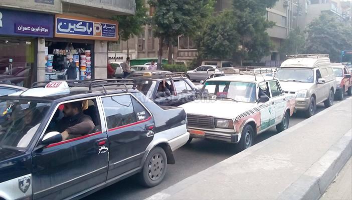 سائقو الأجرة يكشفون لـ”رصد” الأسباب الحقيقية للأزمة المرورية