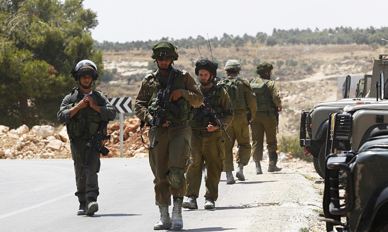 جيش الاحتلال “الإسرائيلي” يعاقب عددًا من جنوده وضباطه بسبب عملية طعن