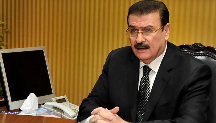 النيابة تحقق مع وزير النقل بعد حادث اصطدام أتوبيس بقطار