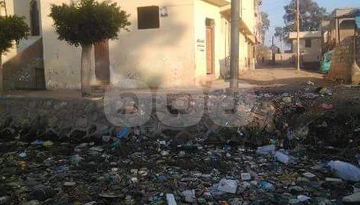 بالصور.. أكوام القمامة تتكدس بمصرف أريمون في البحيرة