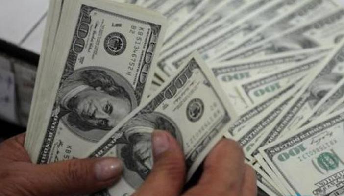 بعد تخطي الدولار حاجز العشرة جنيهات.. تويتر ساخرا: الجنيه غلب الكارنيه