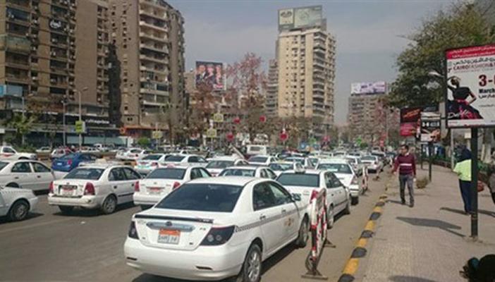 سائقو التاكسي الأبيض يقطعون الطريق بميدان مصطفى محمود