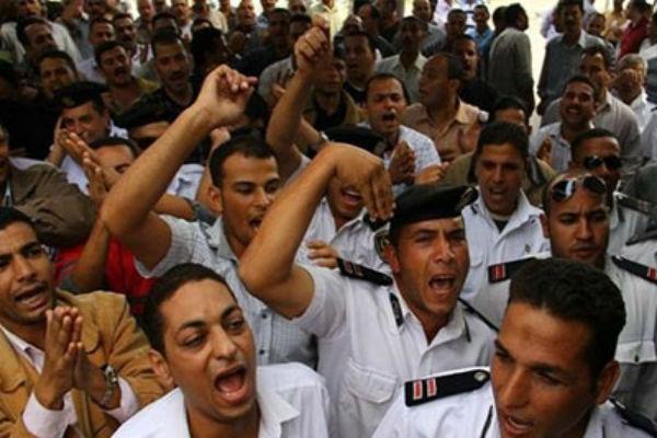 وقفة لضباط الشرطة بالبحر الأحمر تتطالب  بإقالة وزير الداخلية