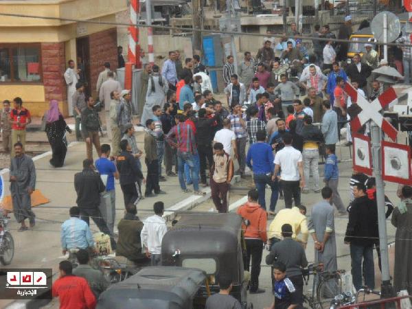 سوهاج : متظاهرون يقطعون السكة الحديد بطهطا