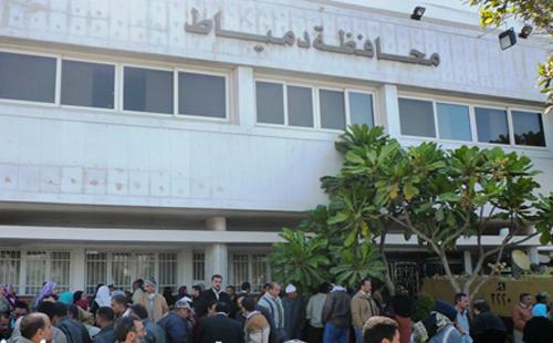 متظاهرون يحاصرون ديوان محافظة دمياط و يرشقونها بالطوب والحجارة