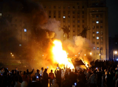 المتظاهرون يشعلون النار في خط الغاز بميدان سيمون بوليفار