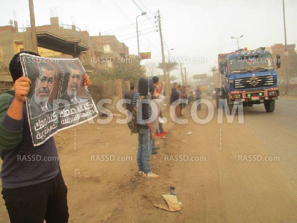 سلسة بشرية ببلبيس لرفض الانقلاب وسط ترحيب من الأهالي