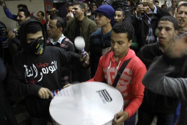 أولتراس أهلاوي يقتحم محطة مترو السادات