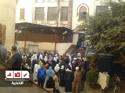 المنيا :  العاملين و الأطباء بالمستشفي العام يضربون احتجاجا علي خصم الحوافز