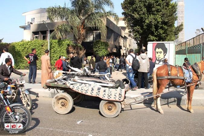 بالصوت والصورة..سرقة ونقل محتويات اتحاد الكرة علي عربة “كارو”