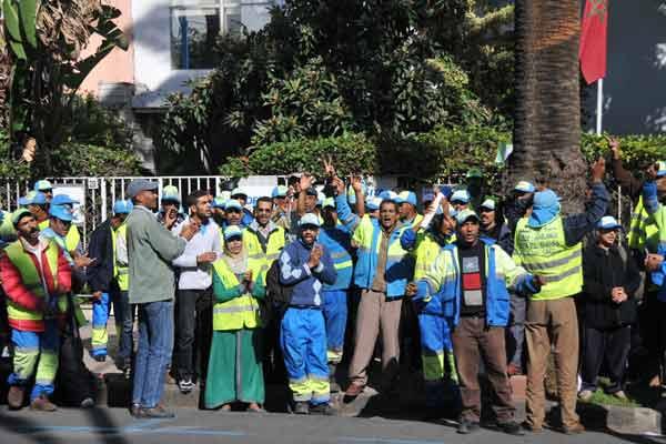 وقفة احتجاجية لعمال النظافة أمام محكمة الأقصر احتجاجا على حبس زملائهم
