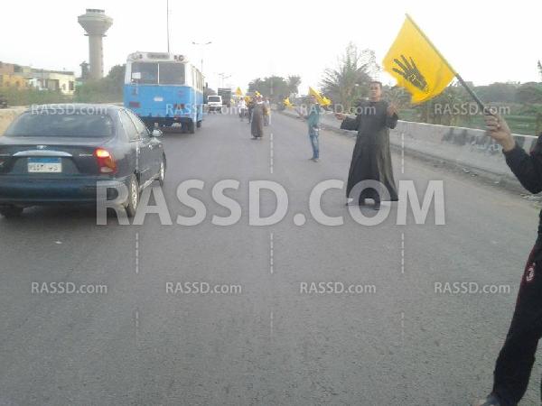 سلسلة بشرية لمتظاهري العياط  تنديدا بالانقلاب