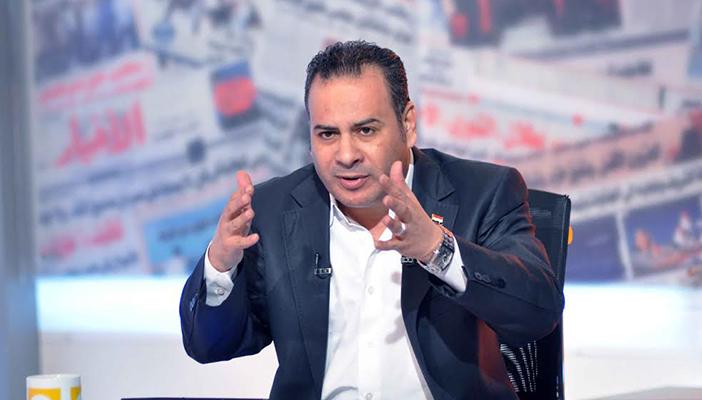 بالفيديو.. القرموطي يظهر على الهواء مرتديا “5 جنيه” ويغني: معايا ريال