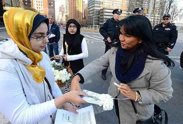 مصريات يتظاهرن بالورود بأمركيا للإفراج عن المعتقلات بمصر