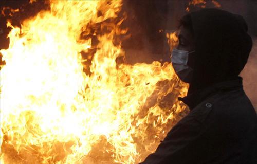 اشتعال النيران في أحد المباني بميدان “سيمون بوليفار”