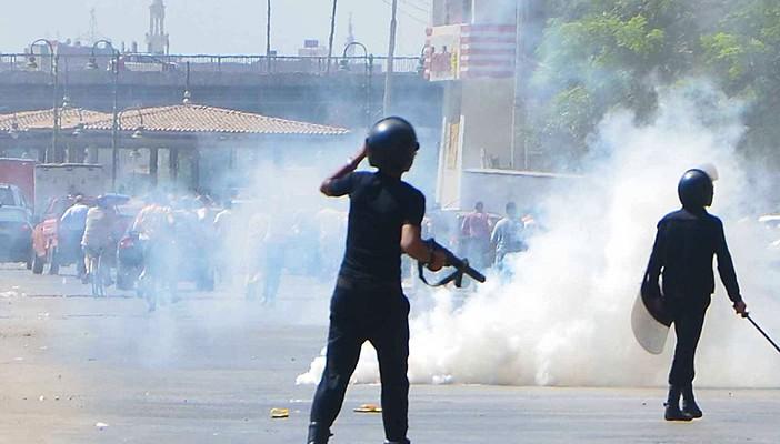 “إندبندنت”: مصر تقمع المتظاهرين بغاز وخرطوش بريطاني