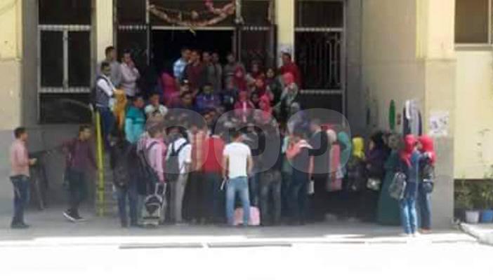 بالصور.. إضراب طلاب “العلوم” بالفيوم للمطالبة بإعادة تصحيح الامتحانات