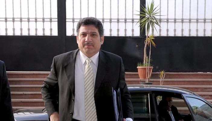 مواطن يهدد بإلقاء نفسه أسفل سيارة وزير الري أثناء زيارته أسيوط