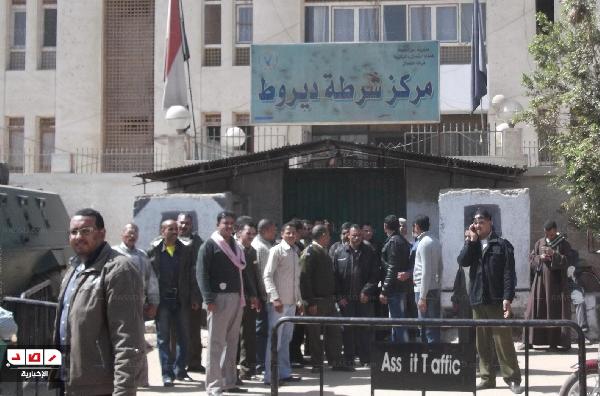 أسيوط : مركز شرطة ديروط شعاره ” مغلق حتى رحيل الوزير “