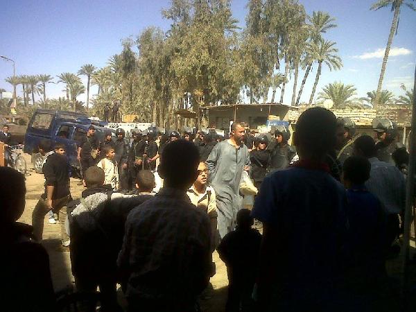 داخلية الانقلاب تزيل “قواعد سير” وضعها الأهالي بالجيزة