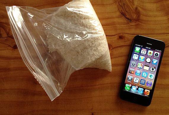 كيف تصلح هاتفك بعد سقوطه في الماء؟