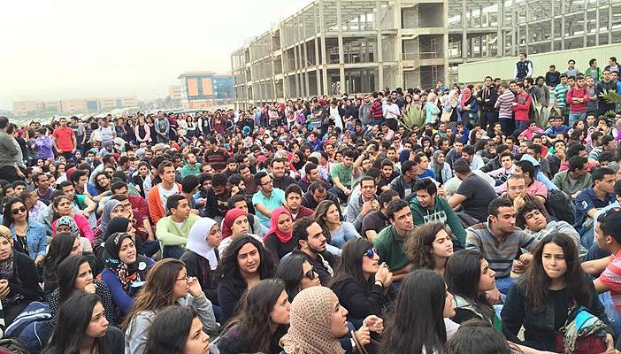 اعتصام طلاب “الألمانية” للتنديد بوفاة زميلتهم إثر دهسها