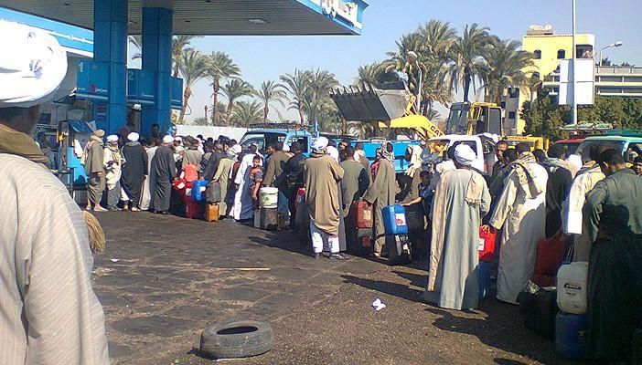 بالصور.. أزمة الوقود تستشري في الفيوم والجيزة
