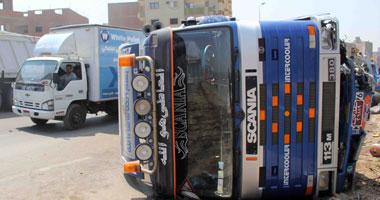 شلل مروري بالأتوستراد لانقلاب سيارة نقل أمام صقر قريش