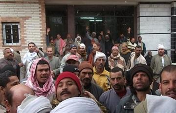 تجمهر 500 عامل بشركتي ملابس بعد منعهم من دخول المصنع في السويس