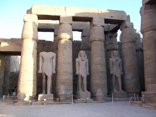 انهيار سور حماية معبد “موت” بـ “الكرنك” بسبب الأمطار