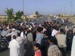 العشرات يقطعون  الطريق بوسط العريش