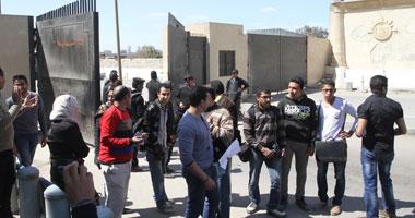 “صحة المنيا” يحتجون علي تغيير المواعيد ويطالبون بحافر الـ40%