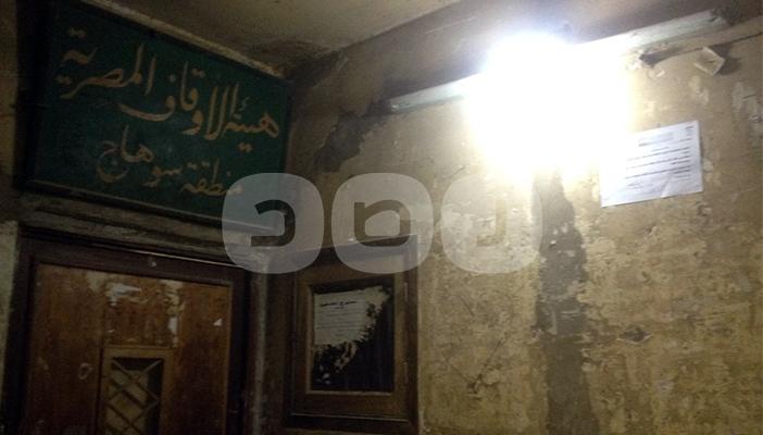 بالصور.. آلاف المستندات الحكومية مُلقاة  بمدخل هيئة أوقاف سوهاج