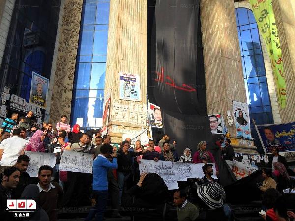 وقفة للصحفيين تندد باعتداء وسحل الأمن لزملائهم