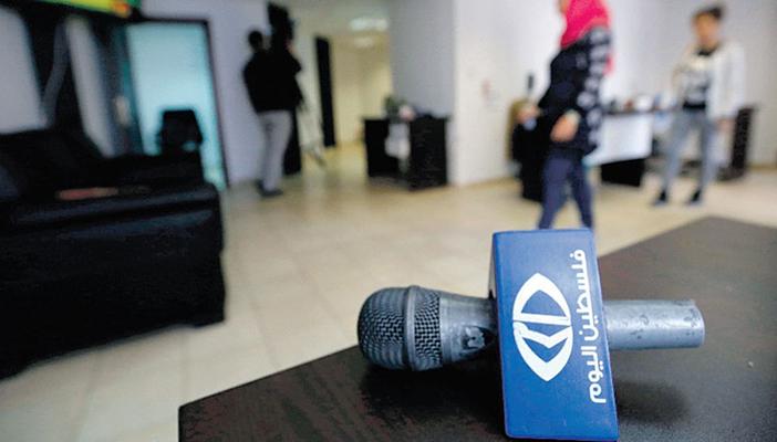 بعد استمرار الانتفاضة.. الاحتلال يغلق فضائيات فلسطينية “مقاومة”