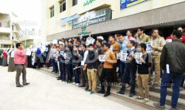 وقفة أمام تجارة المنصورة تنديدا باعتقال الطلاب وفصلهم من الجامعة