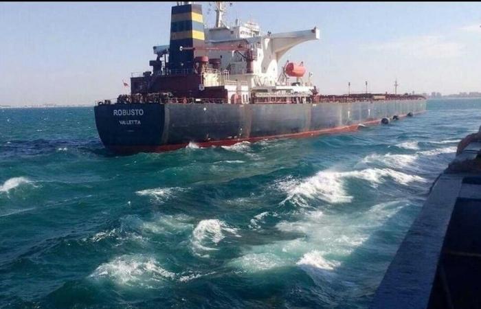 بسبب الطقس السيئ.. إغلاق بوغازي الإسكندرية والدخيلة لليوم الثالث