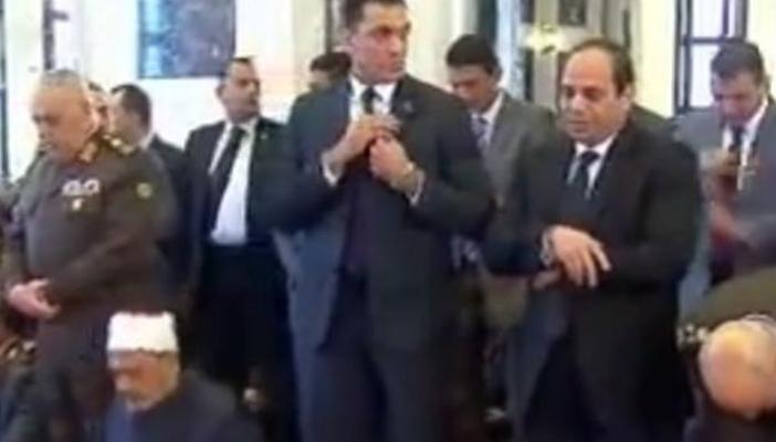 بالفيديو.. حرس السيسي يفصلون بينه وبين شيخ الأزهر أثناء صلاة الجمعة