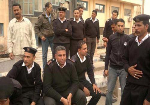 بورسعيد : أفراد الشرطة يحتجزون الضباط بإدارة الترحيلات