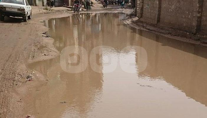 بالصور.. انفجار ماسورة صرف صحي بالفيوم يهدد حياة المواطنين